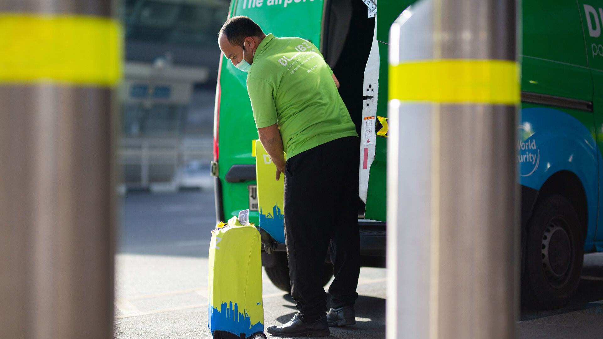 Baggage shipping outlet